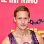 Alexander Skarsgård is pretty in purple, care of Dior